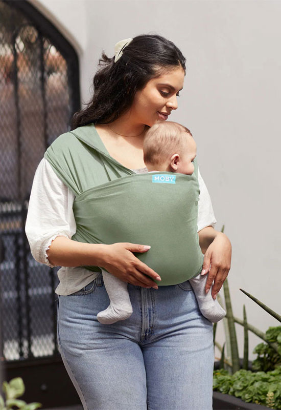 Mama trägt Baby im Classic Moby Wrap pear