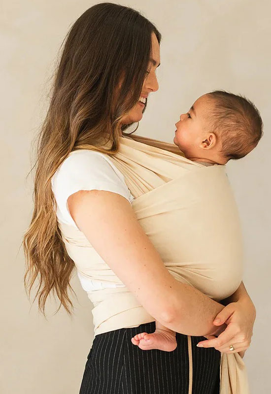 Mama trägt Baby im Classic Moby Wrap Sand Dollar