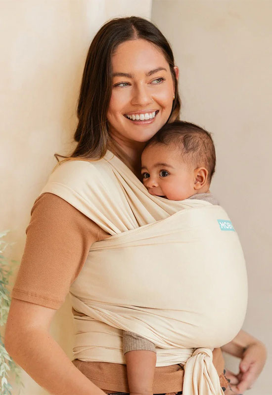 Baby und Mama freien sich über ihr neues Moby Wrap Sand Dollar